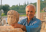 Petros Themelis, der Chefausgräber